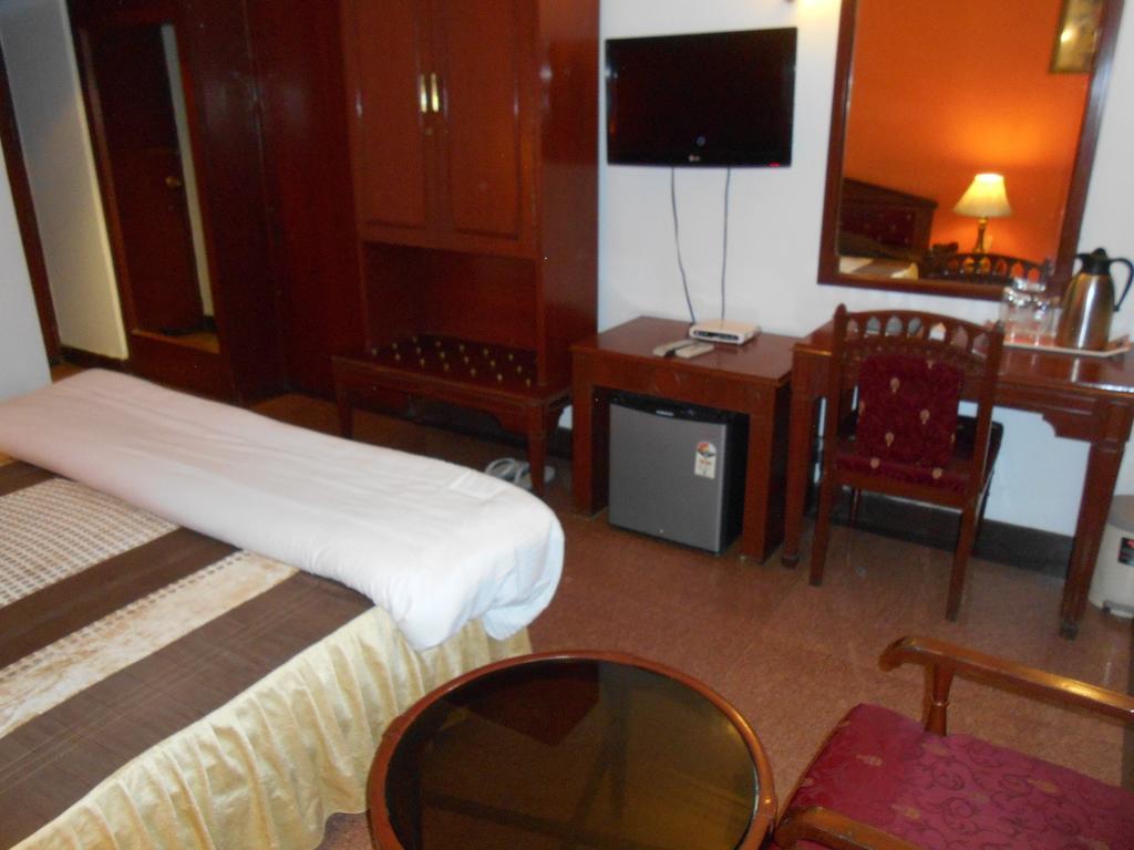 Hotel Le - Crown Chandigarh Room photo